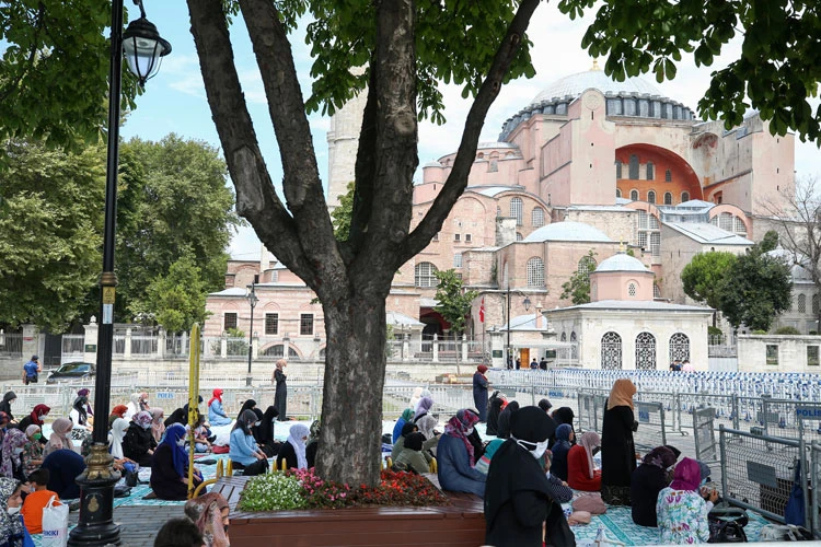 Ayasofya-i Kebir Cami-i Şerifi'nde hafta sonu da ziyaretçi yoğunluğu sürüyor
